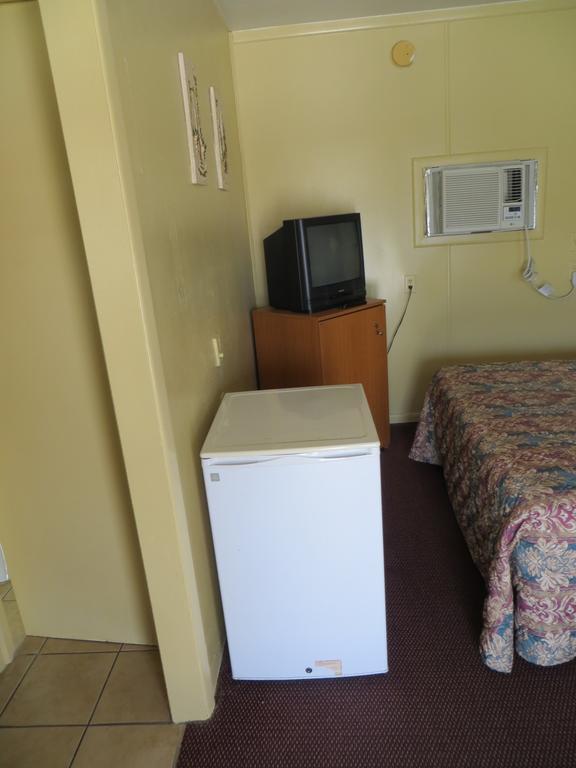 Travelers Inn Okeechobee Room photo