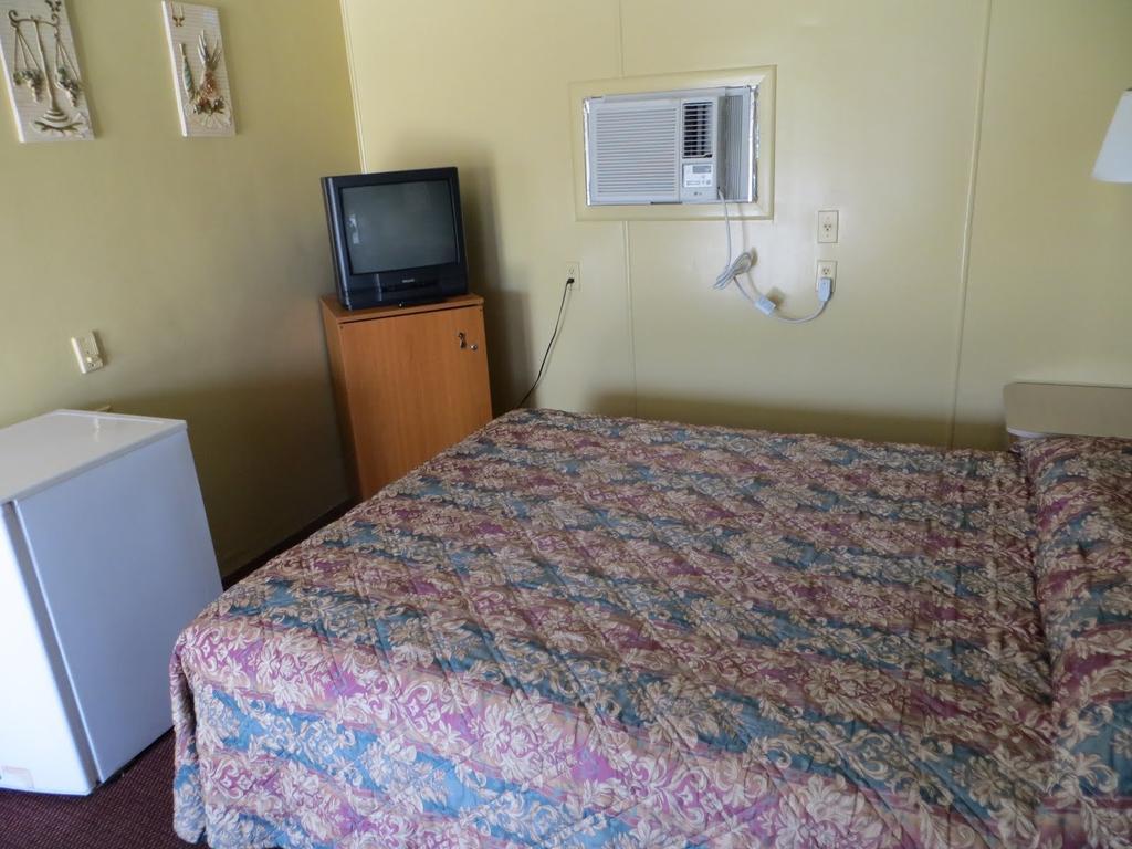 Travelers Inn Okeechobee Room photo
