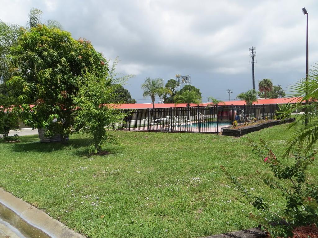Travelers Inn Okeechobee Exterior photo
