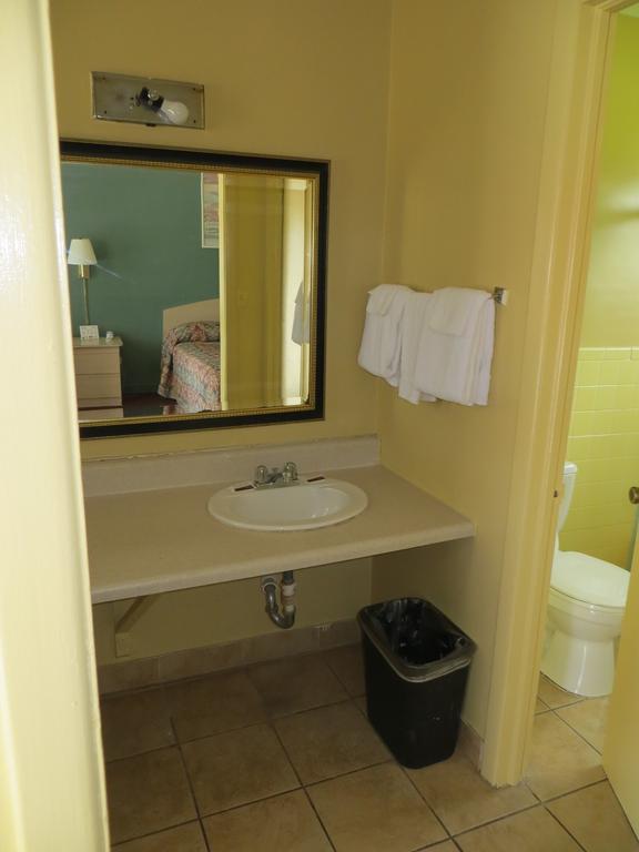 Travelers Inn Okeechobee Room photo
